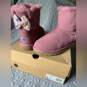UGG Sz 9 Mini Bailey Bow Splatter